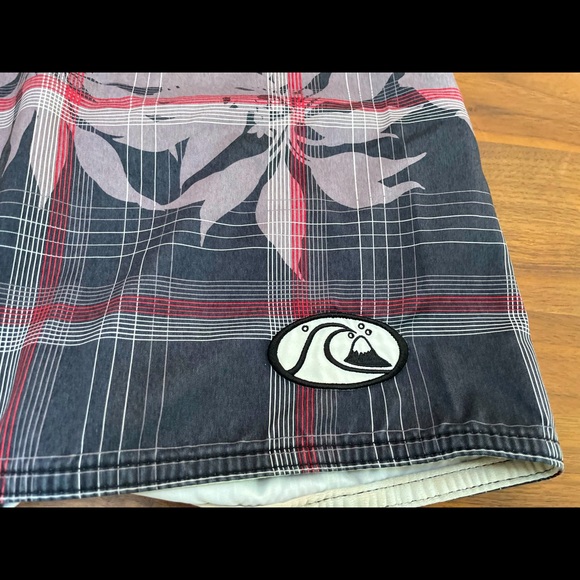QUICKSILVER Mens Swim/board shorts. Size 38 - Picture 3 of 7